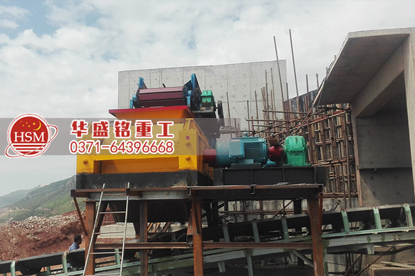 對(duì)輥破碎機(jī)現(xiàn)場(chǎng)