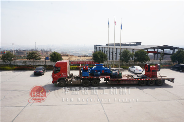 1212大型液壓對(duì)輥破碎機(jī)成功發(fā)往新疆