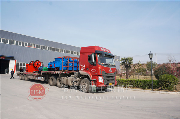 1212大型液壓對(duì)輥破碎機(jī)成功發(fā)往新疆